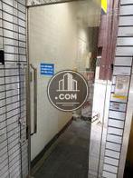 ガラスドアの先にエレベーターホールがございます