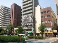 通りの反対側より撮影