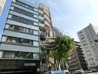 大通りの近くに建ちます