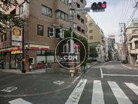 春日通り方面歩いてすぐの交差点にデイリーヤマザキがあります。