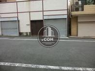 メインエントランスから見た正面道路です。