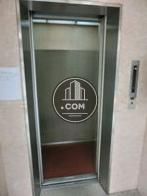 エレベーターの中です