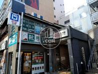 地下鉄入り口がすぐ隣