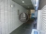 突き当りを左に曲がるとエントランスがあります