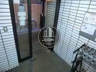 エレベーターを出るとすぐに入口があります