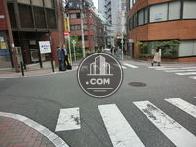 目の前の交差点です