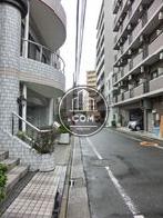 前面の通りを出れば大通りです