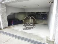 正面入口横に立体駐車場