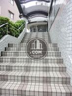 この階段を登ると玄関があります