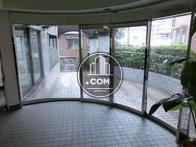 大きなガラスで造られた玄関