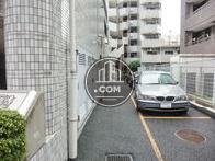 側面には管理されたゴミ収集用の扉があります