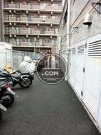 駐輪場からの通りもゆとりある幅