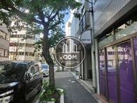 通り側より、新橋駅方面