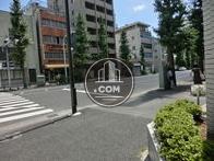 賑わいのある大通り沿いにあります