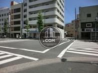 十字路の角地に位置しています