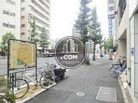 街路樹のある前面通り
