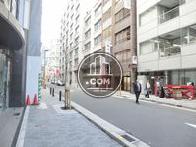 玄関前に展開される舗装された歩道