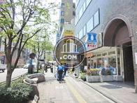 植栽等が多い前面通り