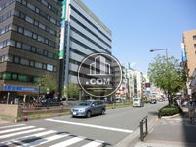 車通りの多い駅前通り