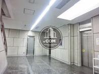 乗り場前の広い空間