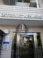 エントランスにマンション名が表示されています