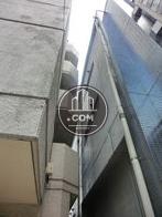 正面向って左隣はビルが隣接しています