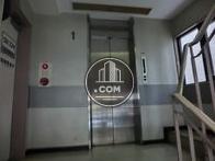 シルバーのエレベーターがあります