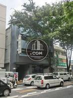 周辺にもテナントビルが多数並びます