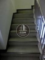 エレベーターの前に階段があります