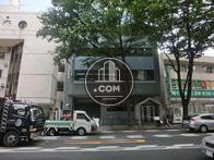 通りに面した正面向って右側に三角形の正面玄関が目印です