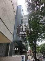 通りから目立つ場所に袖看板が設置されています