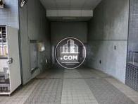 通りに面した正面中心に地下駐車場出入口があります