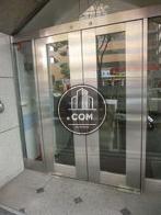 ガラスドアは手動です