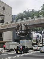 物件のすぐ側には陸橋があり、通勤や移動時に便利です