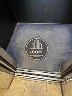 エレベーター内部