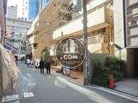 大通りから入った立地ですが人通りのある賑やかなエリアです