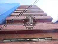 入口前から見た外観です