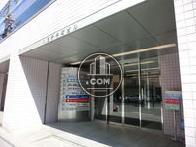 間口の広い玄関前