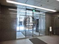 ガラスで構成された入口回り