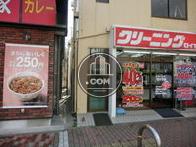 ビルの正面玄関です