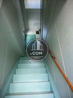 上階へは階段でアクセスします