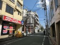 近隣は商店街です