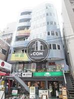 青みのある外装で覆われています