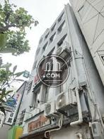 前面歩道から見上げた外壁