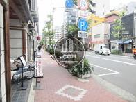 街路樹の点在する前面歩道