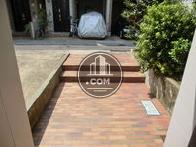 レンガ調の入口がお洒落です