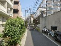 大通りから外れた裏路地に当物件はございます