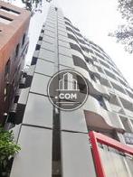 建てに伸びるエレベーター外壁