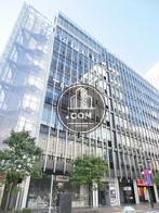 周囲の景色を綺麗に反射するガラス張りで構成