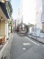 コインパーキングのある背面通り